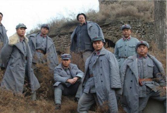 地主阶级横行,官僚阶级压迫,土地实行改革,这些都让吴先恩的家庭雪上