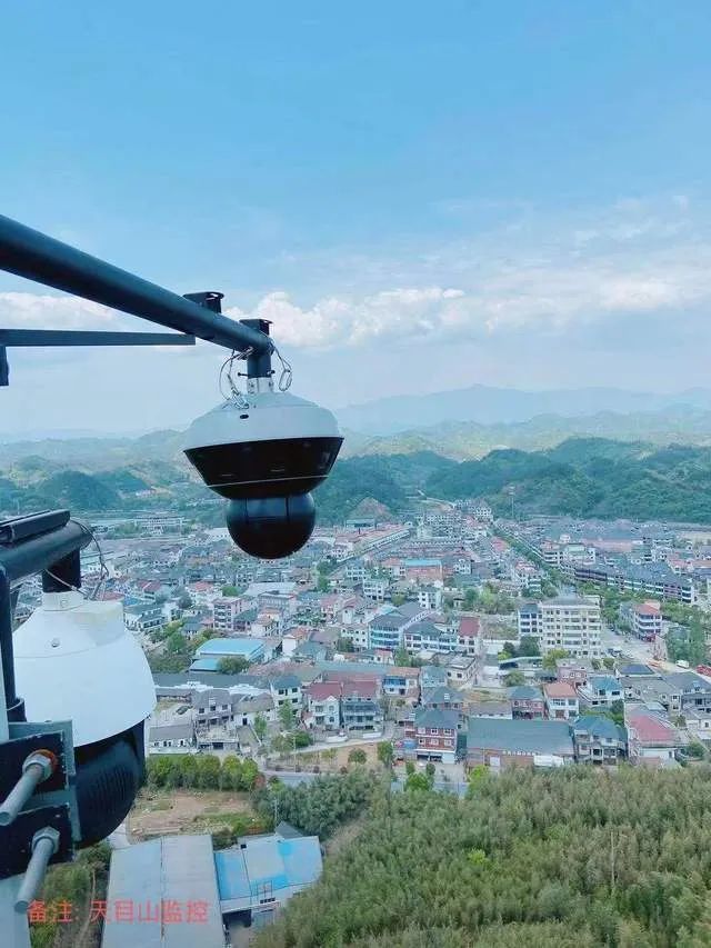 全镇制高点新装的ar鹰眼监视系统提供了一张有3d实景的全景大地图.