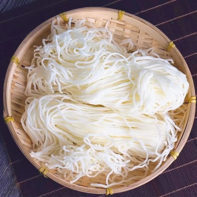 腾冲人吃饵丝,到底有多魔性?