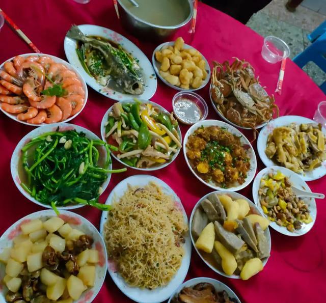 湖南妹子受邀去广东同事家做客,13个菜铺满桌,比过年阵仗还大?