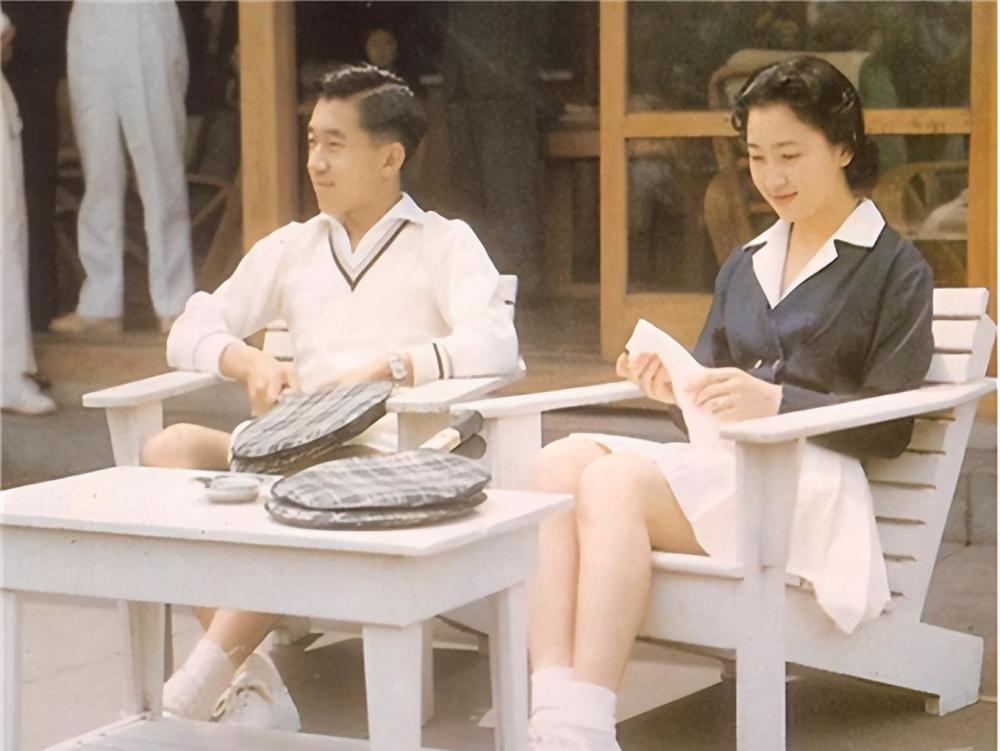 或许真的是冥冥之中注定的缘分,正田美智子对战的对手正是明仁.