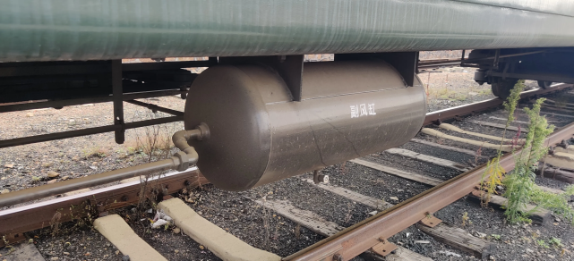 对于长时间停靠,这种制动方式并不可靠,因为风管可能会脱落,气缸和风