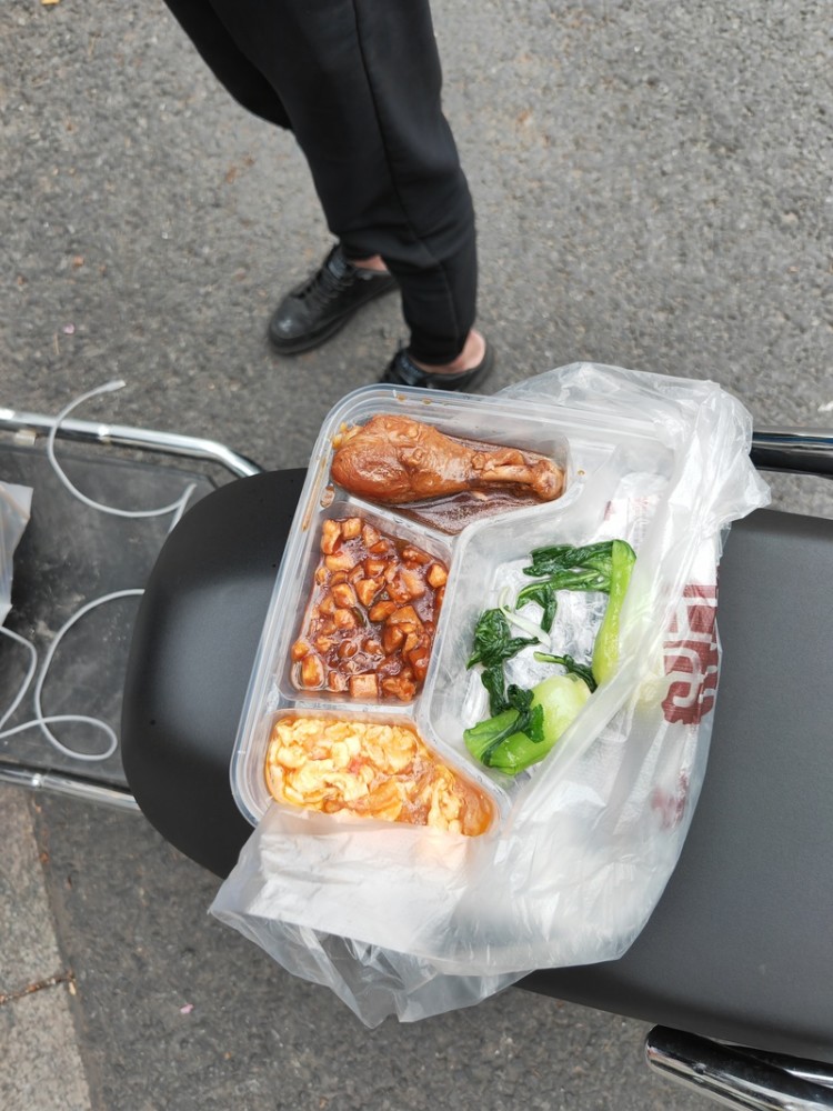 申城见闻我们偶遇一家小饭店外卖小哥在路边两三分钟吃完一盒饭