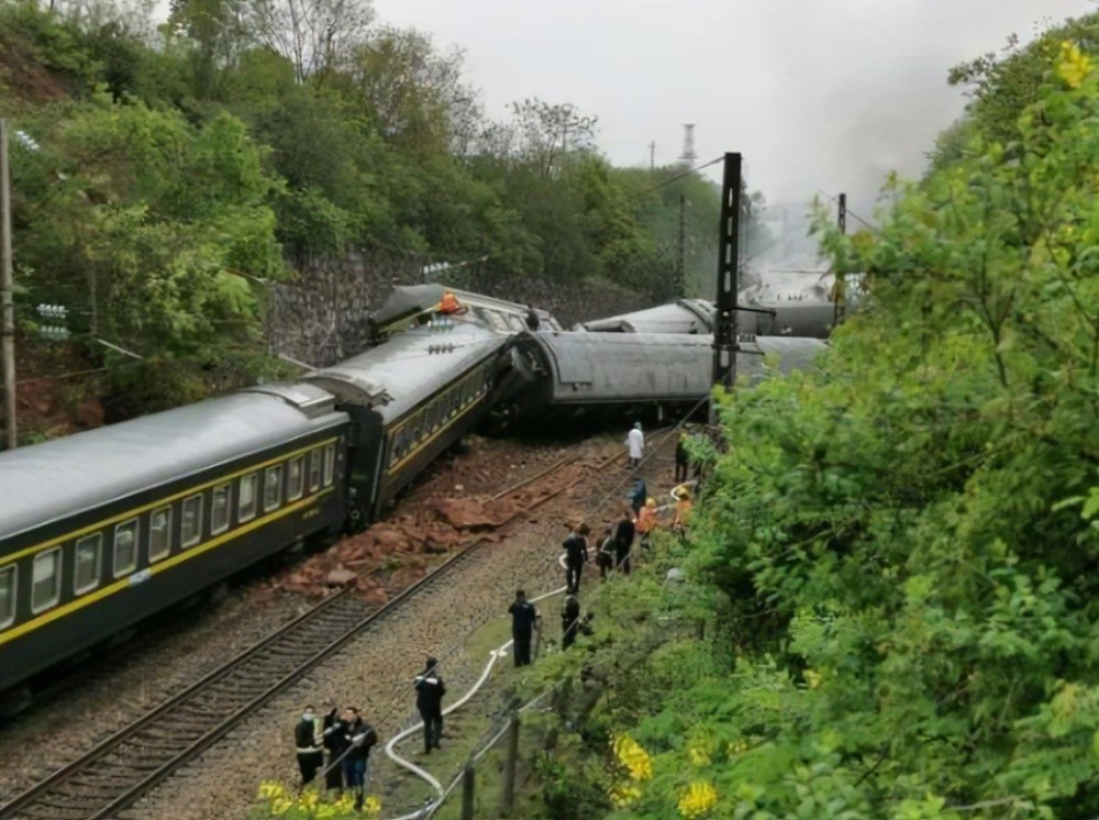 大秦鐵路貨運火車追尾脫線11節貨車墜落橋底背後原因是什麼