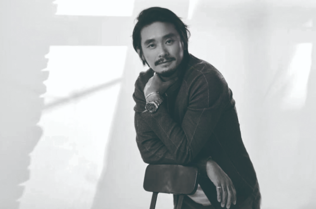 王舸低下身子向生活学习