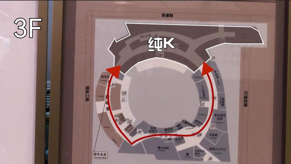 1f被一條條通往內庭院的通道把環形商場動線斷得像切西瓜一樣,忽外忽