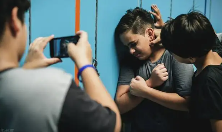 很多校园霸凌事件看似结束之后,背后也许还有很多我们这些旁观者不