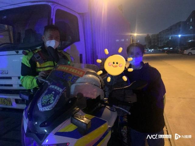 原来是因看到妈妈坐在警车上