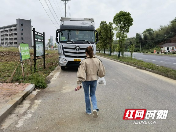 桃花江鎮:外地司機居車隔離 網購錦旗感謝村委|靳鍇|桃花江鎮|桃江縣