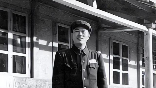 最后要说的二位将军则是万毅中将以及钟伟少将,按照军衔和参会之前