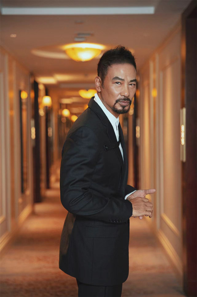 专访|任达华谈《边缘行者》:情义大哥与鸳鸯奶茶