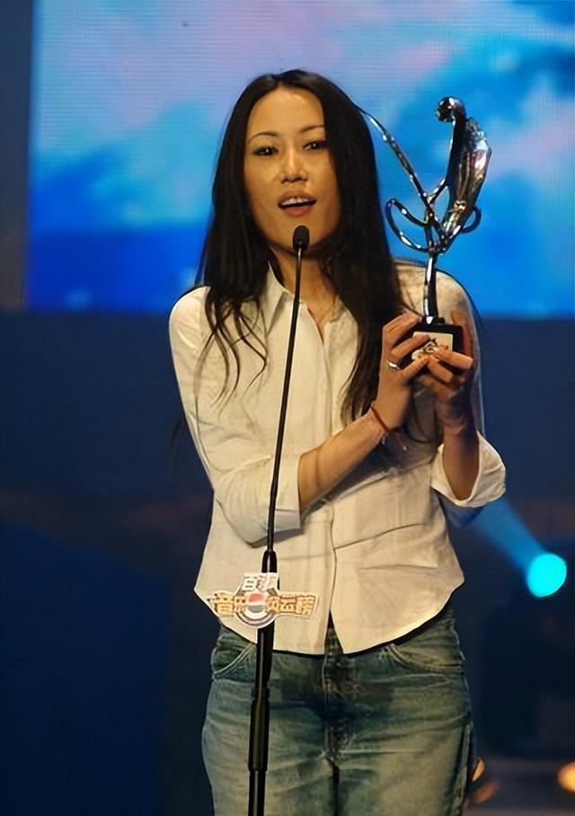 悲情的姜昕:窦唯已是过客,婚后丈夫抑郁自尽,51岁的她还好吗?