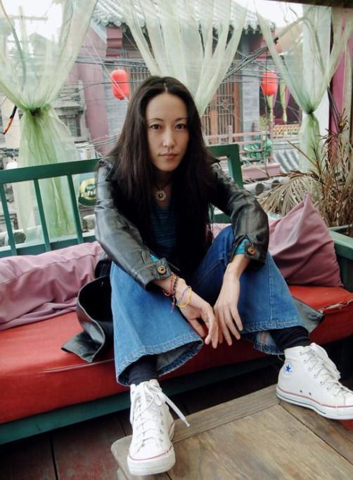 悲情的姜昕:窦唯已是过客,婚后丈夫抑郁自尽,51岁的她还好吗?