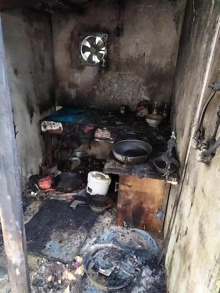 油锅起火厨房烧毁 村委及时送上温暖