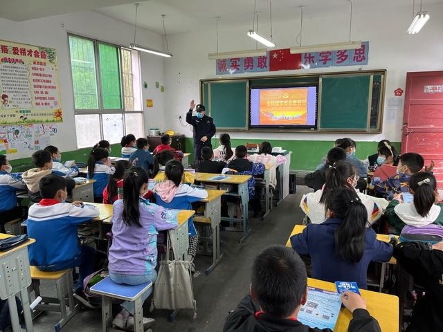 2022年4月15日,平利公安兴隆派出所民警走进兴隆镇中学,小学,幼儿园