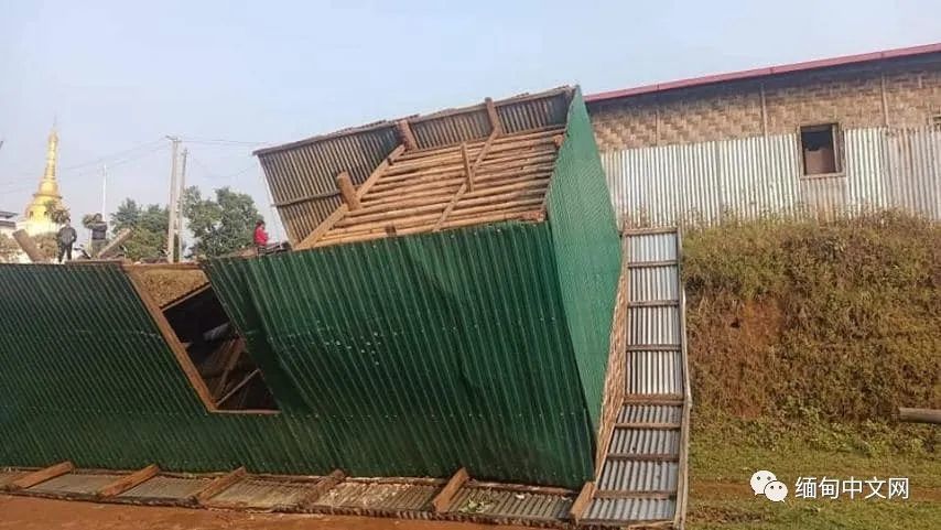 缅甸南坎遭受强风袭击，房子直接被掀翻