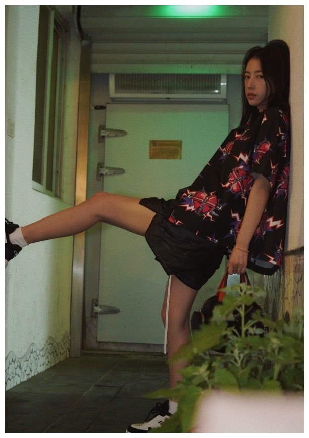 不良少女周雨彤花衬衫短裤a到爆去炸街潮到哭