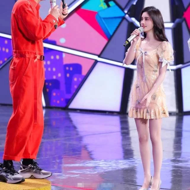 四千年美女鞠婧祎亮相综艺一身亮片短裙秀美腿身高哪止159cm