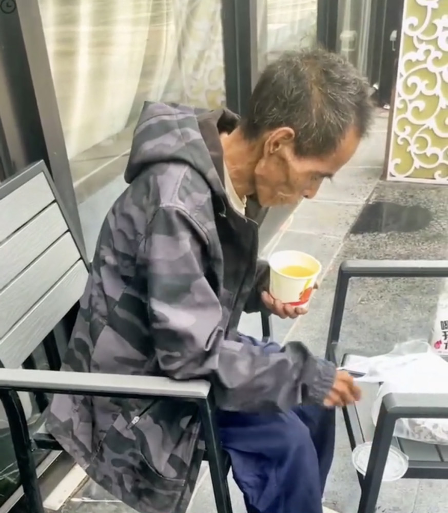 长年累月的饮食不规律把老人折磨得不成样子,当志愿者赶到的时候,他的