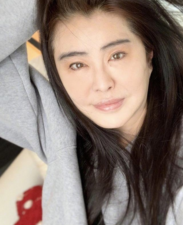 55岁王祖贤在国外吃火锅被拍,脸部泛红山根突出,用手擦嘴不嫌脏