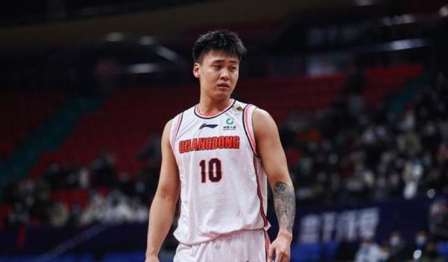 cba 广东队被按在地上摩擦，输球三罪人浮出水面，他最令人失望