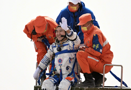 神舟十三号载人飞船返回舱在东风着陆场成功着陆后,航天员翟志刚第一
