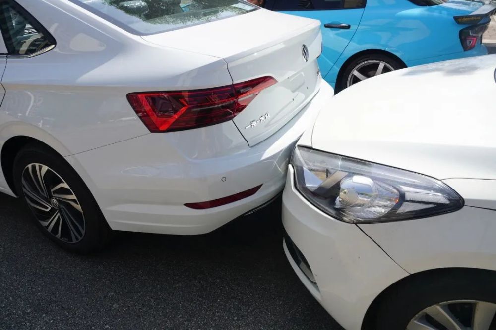 礼让行人被追尾绿灯亮了你别催守法知礼平安行