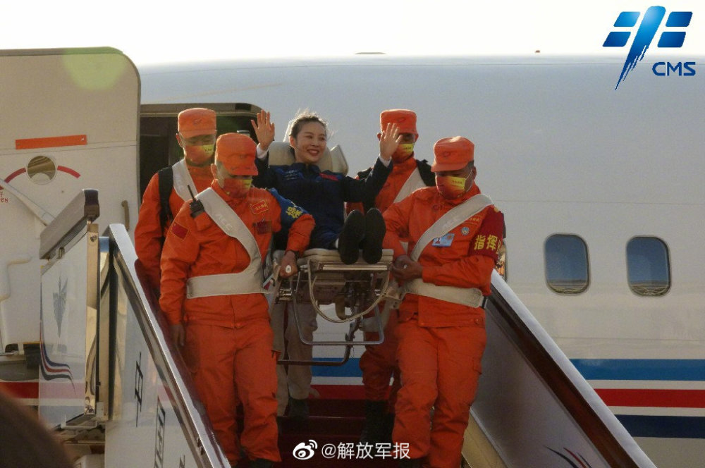 神十三航天员抵达北京新希望英语到底好不好