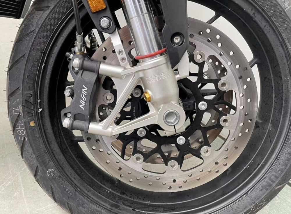 即将上市实拍嘉爵四缸复古街车kyb减震日清卡钳价格4万以内