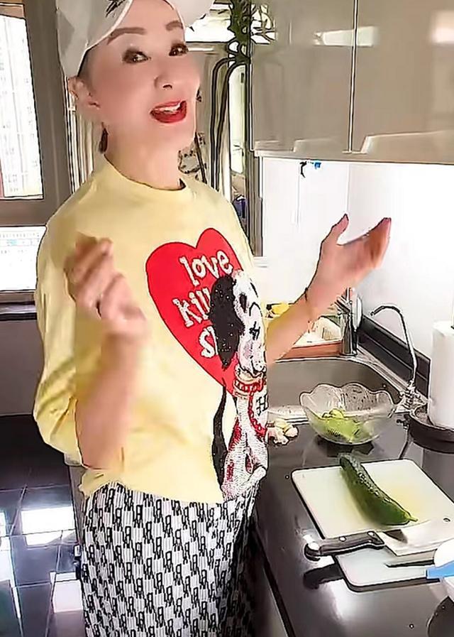 夏台凤与小25岁老公上海隔离,用葱换邻居乳鸽牛肉,称感动到快哭
