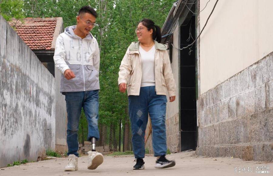 泪光中透着硬核理工男梁开宇开挂义肢改造