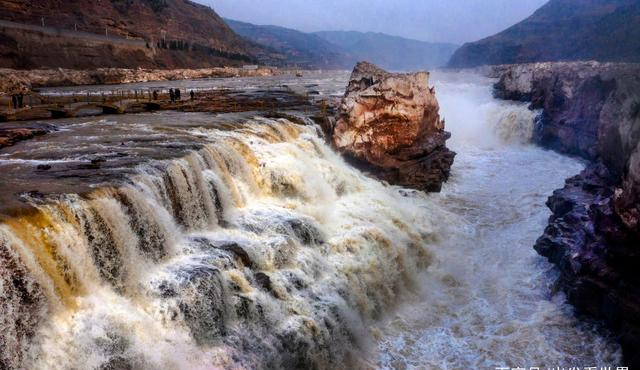 黄河壶口瀑布位于山西省临汾市