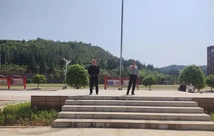 临川龙溪中学召开防溺水宣誓大会