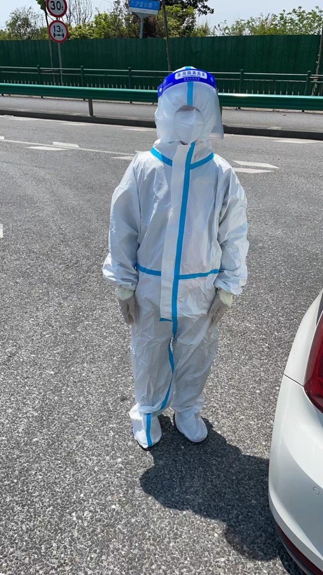 两地警方通过接力方式,为一名11岁男童穿上防护服,帮助他从江苏来到在