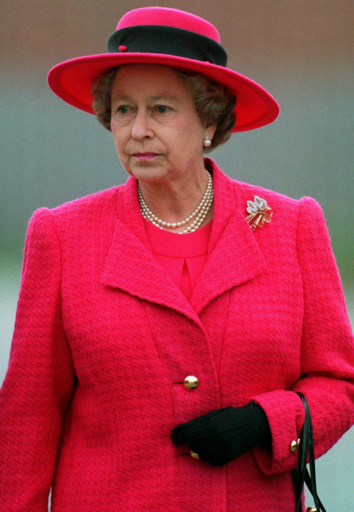 22次英国女王的大胆装束,让她看起来比周围人都更明亮_腾讯新闻