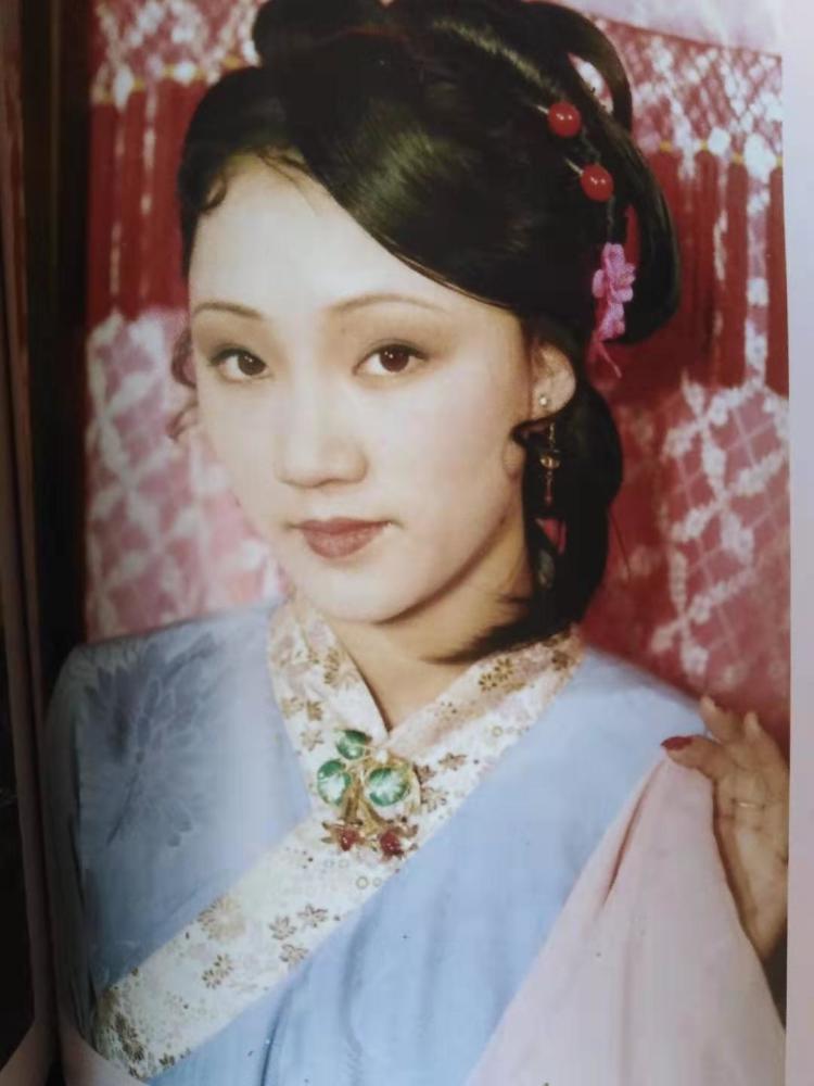 的演技骗过了尤二姐,她早已忘记了兴儿的提醒,把王熙凤当成了亲姐姐