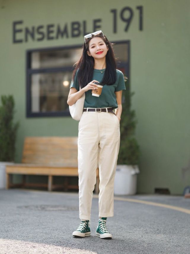青春活泼的"夏日"穿搭,今年更流行:运动休闲风,时髦又精致!_腾讯新闻