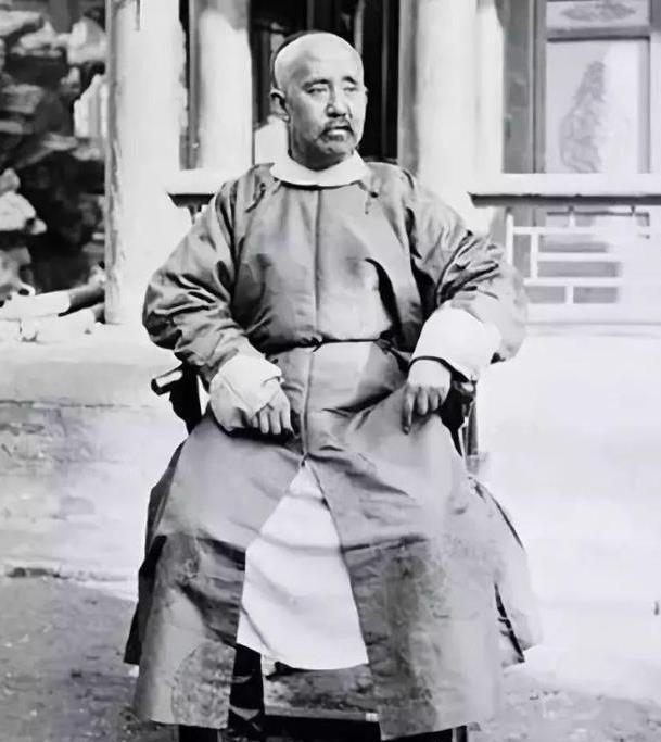 大清灭亡后,几经辗转机缘巧合下来到了韩慕侠手里,这当然是一把好刀