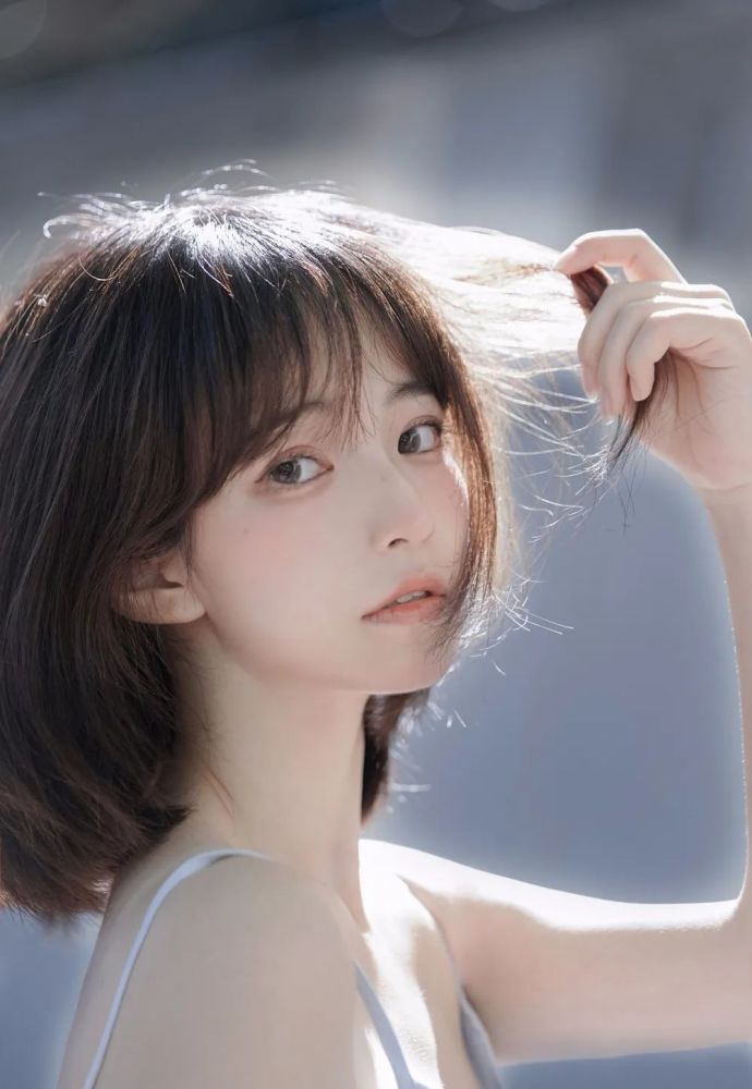 阳光下的短发美女漂亮脸蛋精致侧颜户外写真