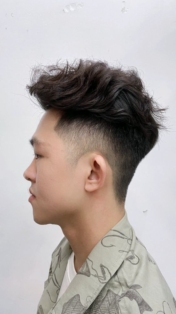 对于方脸型的男士来说,纹理烫就可以选择这种侧梳露额造型,可以有效的