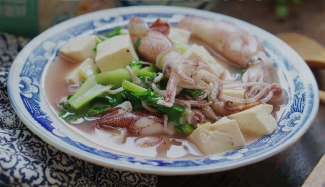 豆腐,笔管鱼和春不老(一种青菜),笔管鱼也叫海兔,春季吃极其肥美,是上