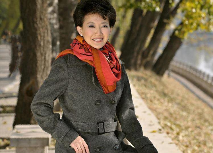 她是央视最真实女主播,主持23年从不浓妆艳抹,如今46岁依然单身插图3