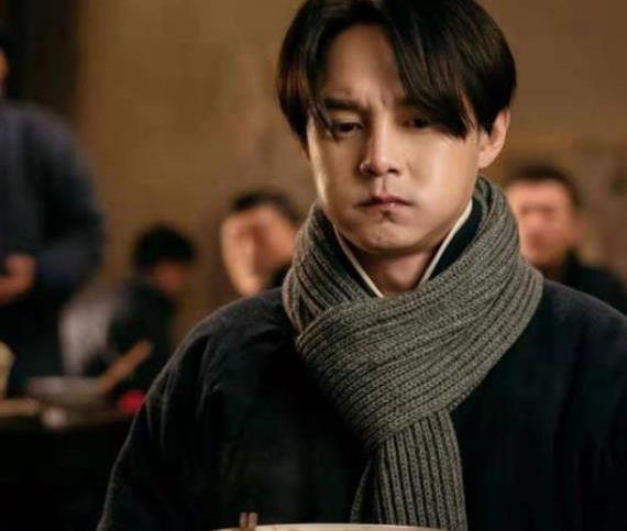 尹正也靠着袁华的身份火了起来,那时候的尹正还挺好看的,长的并不英俊