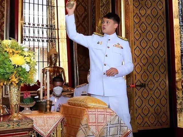 实际上按照时间线推断,提帮功立储加冕已经推迟一年