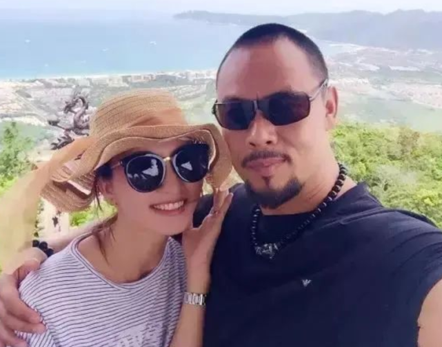 晋松全家福曝光,一家四口颜值高,15岁儿子当练习生身高1米88