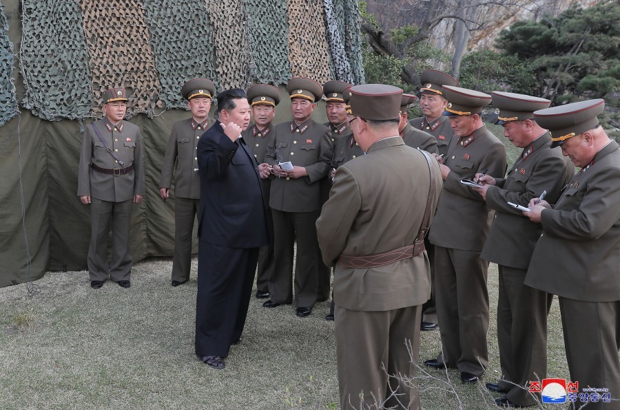 朝鲜宣布试射新型战术制导武器，金正恩现场观摩