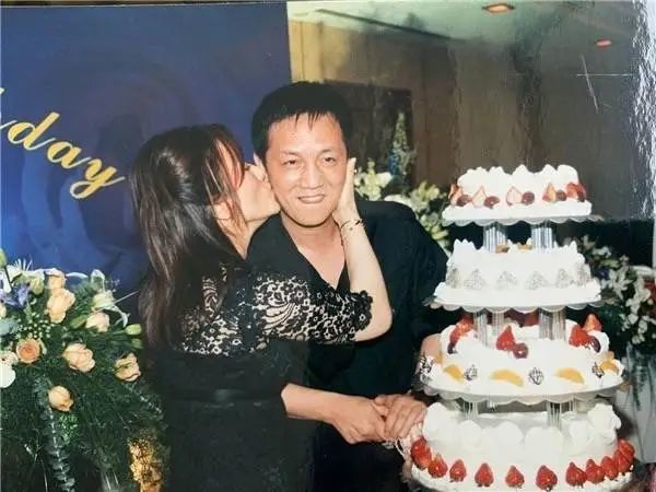 出狱后不久,儿子大婚,毛玉萍摆了80桌宴席,邀请各界名流到场.