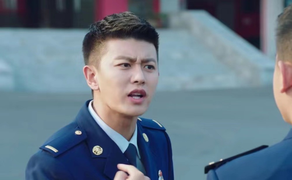 开播热度第二,任嘉伦消防员造型惊艳,《蓝焰突击》越看越上瘾_腾讯