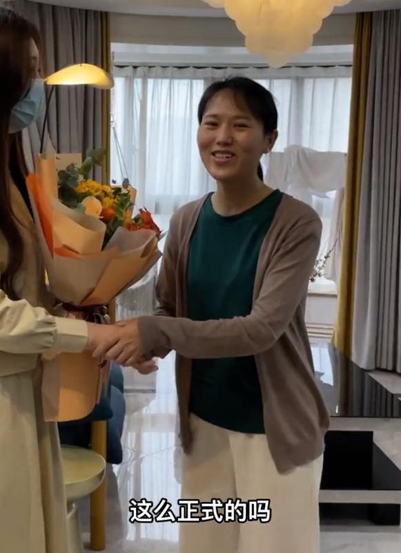 这位陈亚男的老朋友是某医院的一位护士长,是陈亚男曾经的同事,这位