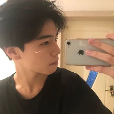 头像优质男生头像高清帅气拿手机自拍的男生